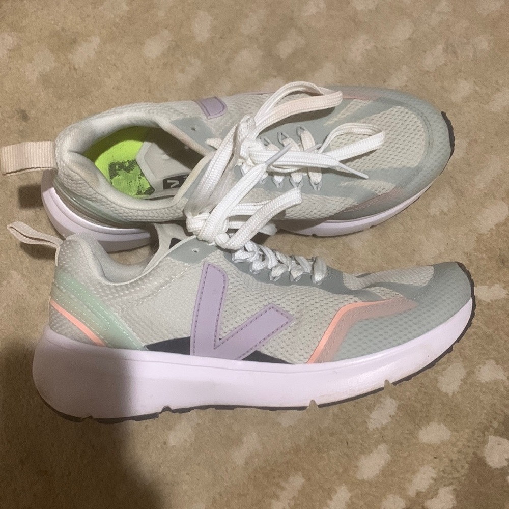 Veja tennis shoe. Worn a handful of times sz 8